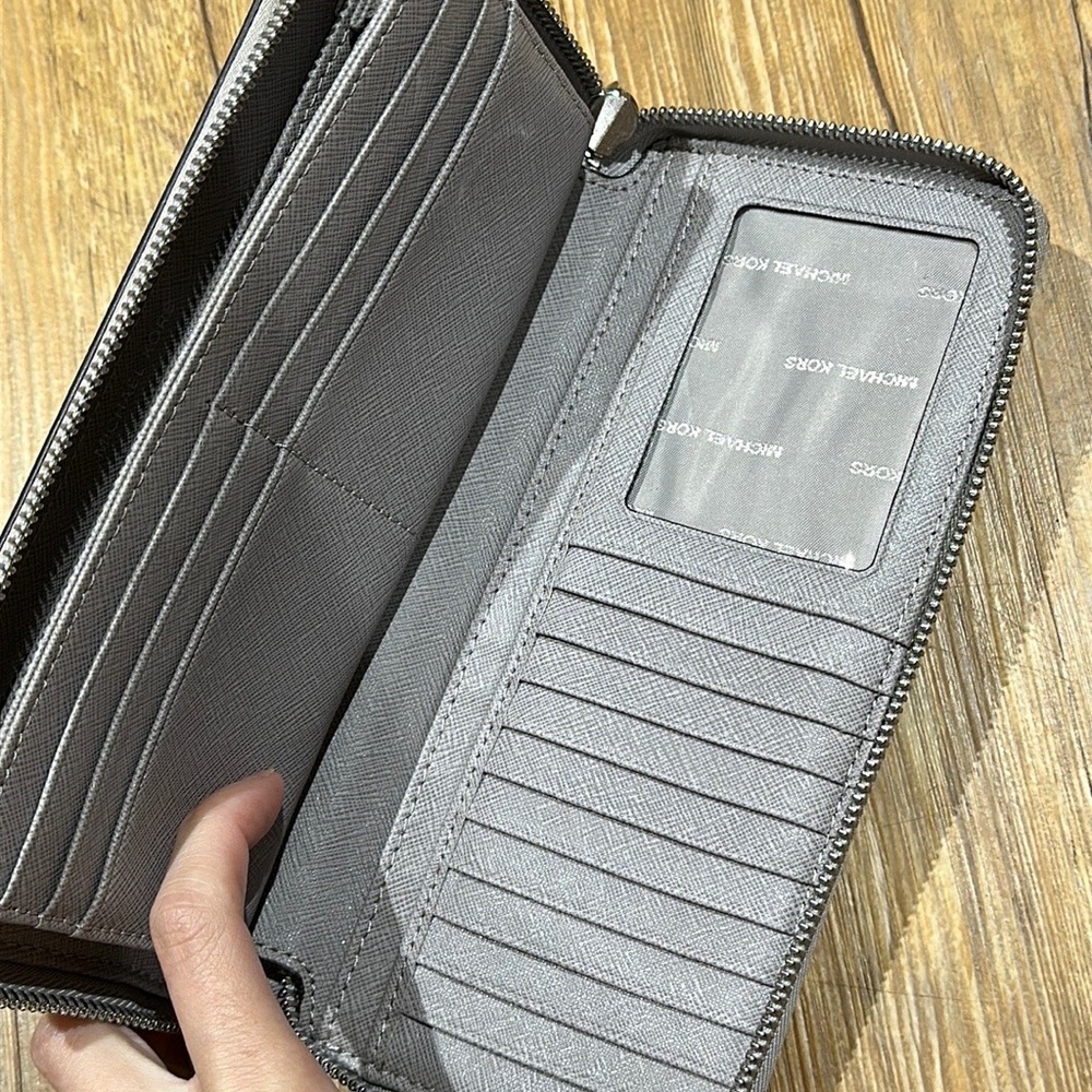 MICHAEL MICHAEL KORS
Leather Continental Wristlet - Picture 3 of 3